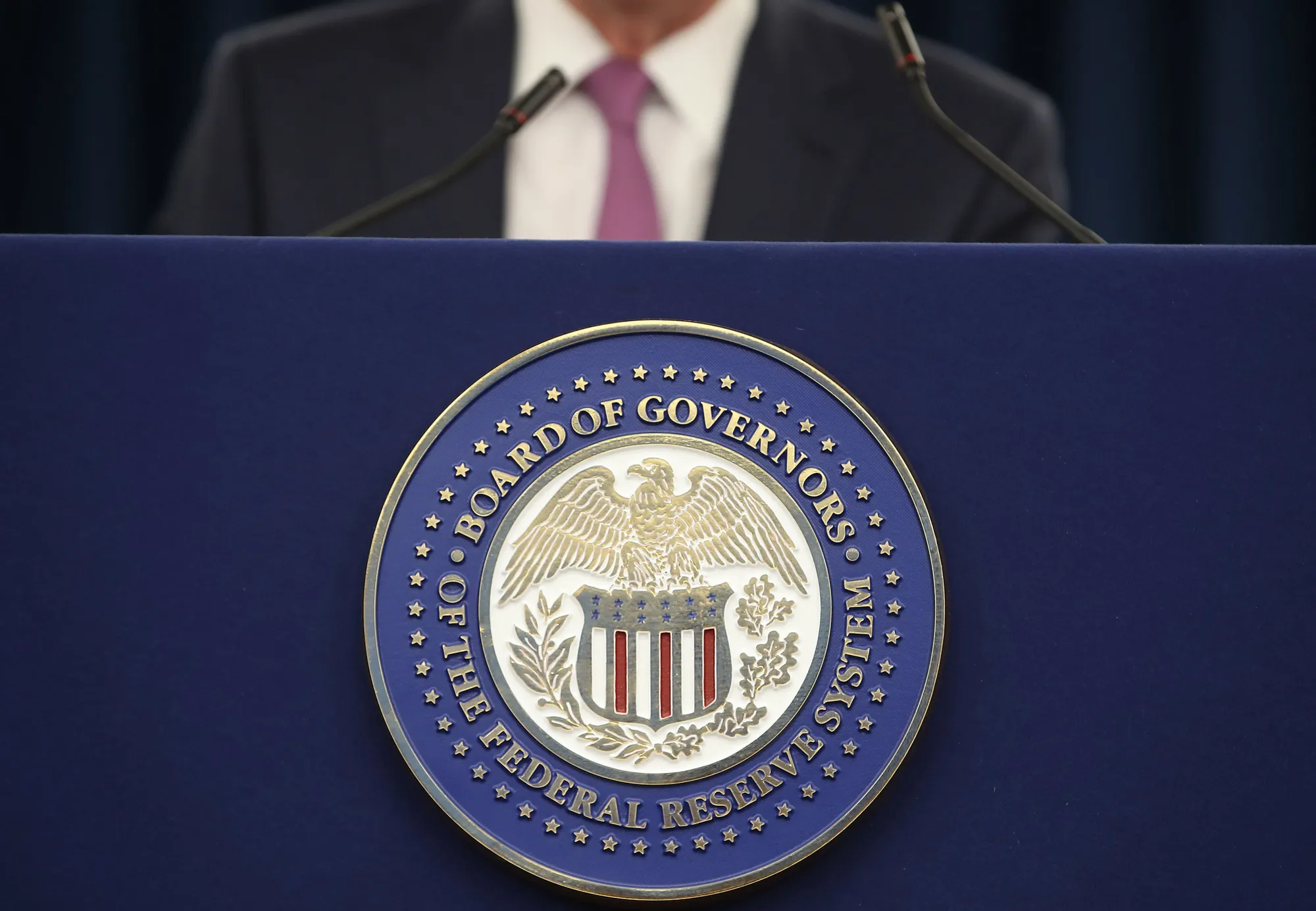Fed cấm các quan chức của mình giao dịch cổ phiếu, trái phiếu và tiền điện tử