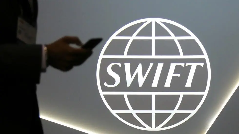 Đồng Ruble của Nga gặp sự cố sau khi các ngân hàng lớn bị cắt khỏi SWIFT