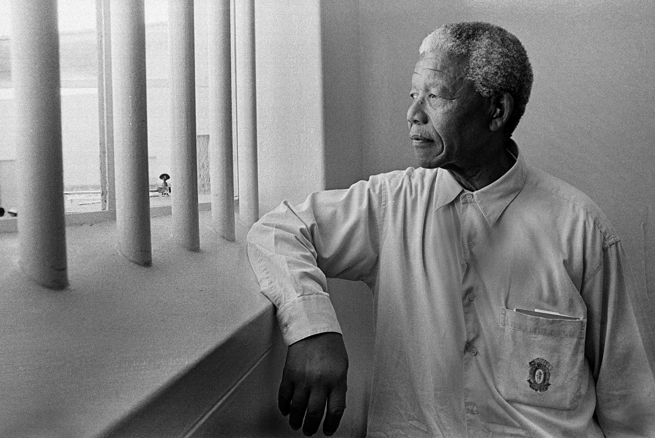 Lệnh bắt giữ của Nelson Mandela được bán với giá 130,000 USD dưới dạng NFT